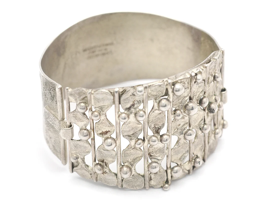 ARMRING, sterlingsilver, organisk form, märkt DES Maritschnig Sweden, 6x5 cm, vikt 53,9 g. — Smycken/Armring — Kaplans