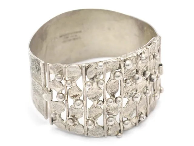 ARMRING, sterlingsilver, organisk form, märkt DES Maritschnig Sweden, 6x5 cm, vikt 53,9 g.