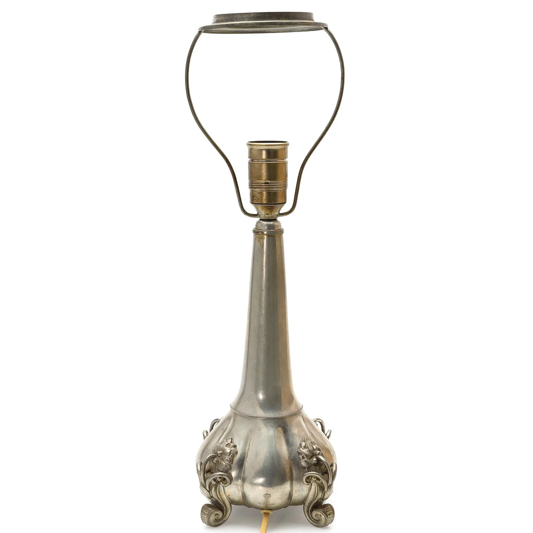 BORDSLAMPA, tenn Svedboms Guldsmeds Ab, 1936. — Table Lamps — Auktionsmagasinet Vänersborg
