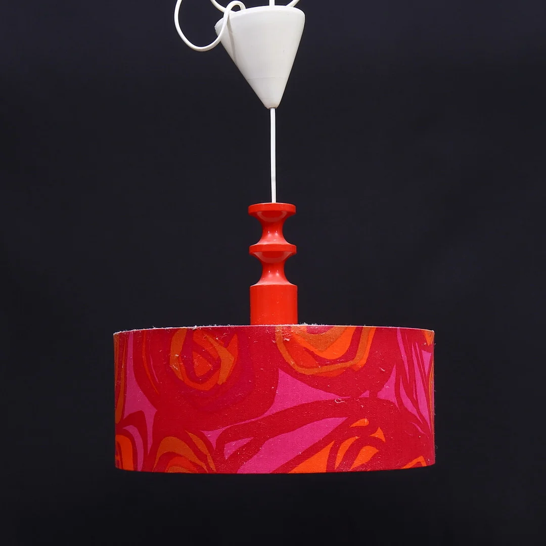 UNO & ÖSTEN KRISTIANSSON. Luxus, taklampa, bemålat trä och plast, 1970-tal. — Ceiling lights — Auktionshuset Kolonn