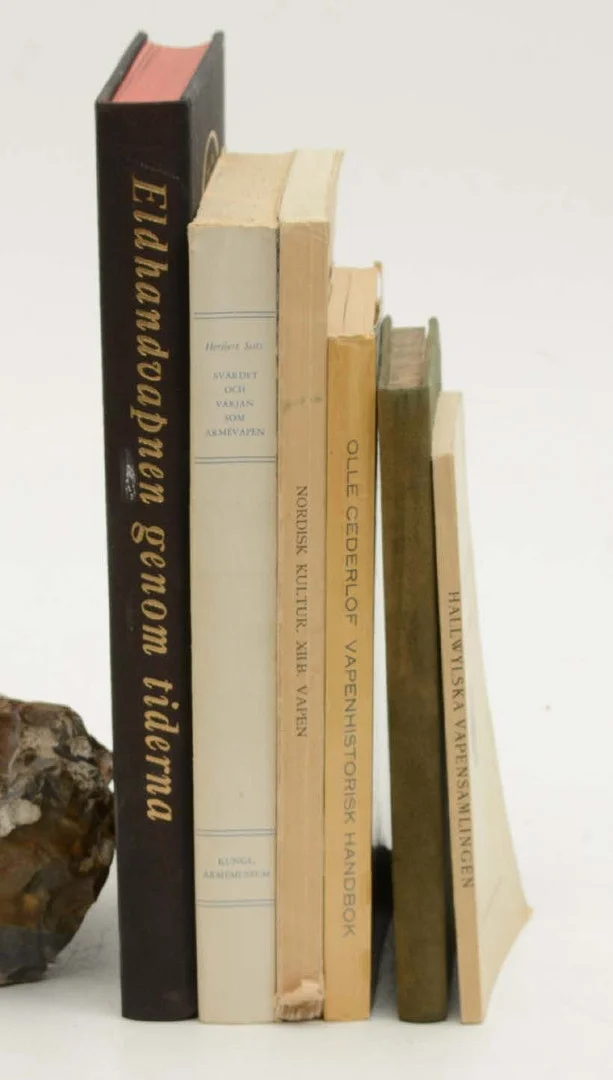 SVÄRDET OCH VÄRJAN som armévapen + 5 vol om vapen. — Books — Connoisseur Bokauktioner