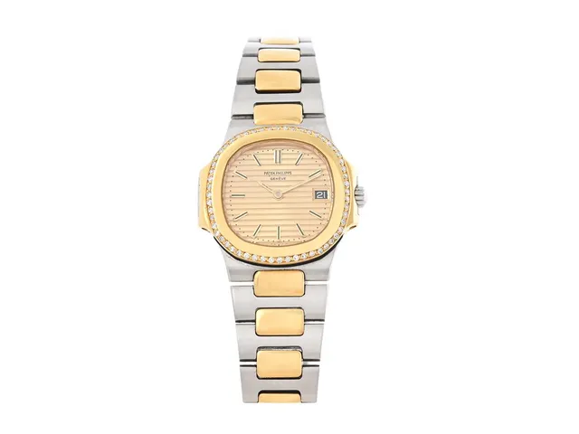PATEK PHILIPPE, Nautilus, Cal E19 C, Serie nr. 1525712, Ref nr. 4700/2, Boett nr. 2797436, damur, 27 mm, stål/guld, quartz, safirglas (repor), datum, diamantkrans (56 st. 8/8, TW/VS, ca 0,40 ctv), integrerad originallänk (längd 145 mm), viklås, ca 1990.