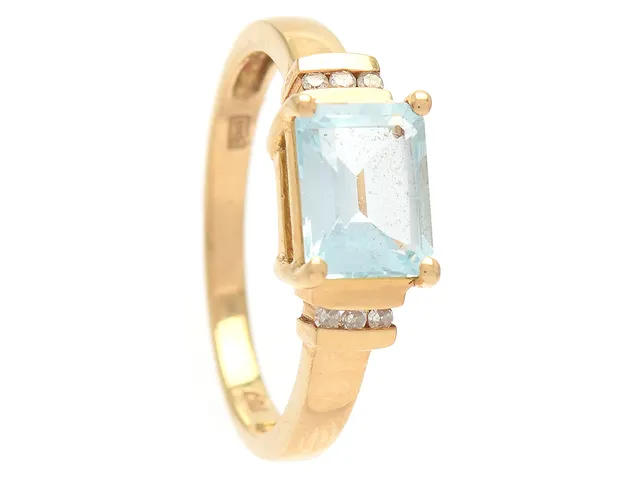 RING, 18K guld, smaragdslipad blå topas, 6 åttkanstlipade diamanter, stl 17,75 mm, vikt 3,5 g, 1 diamant med nagg.