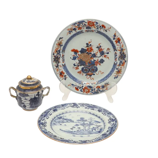 CHINESE PORCELAIN CHARGER & OTHER ITEMS.