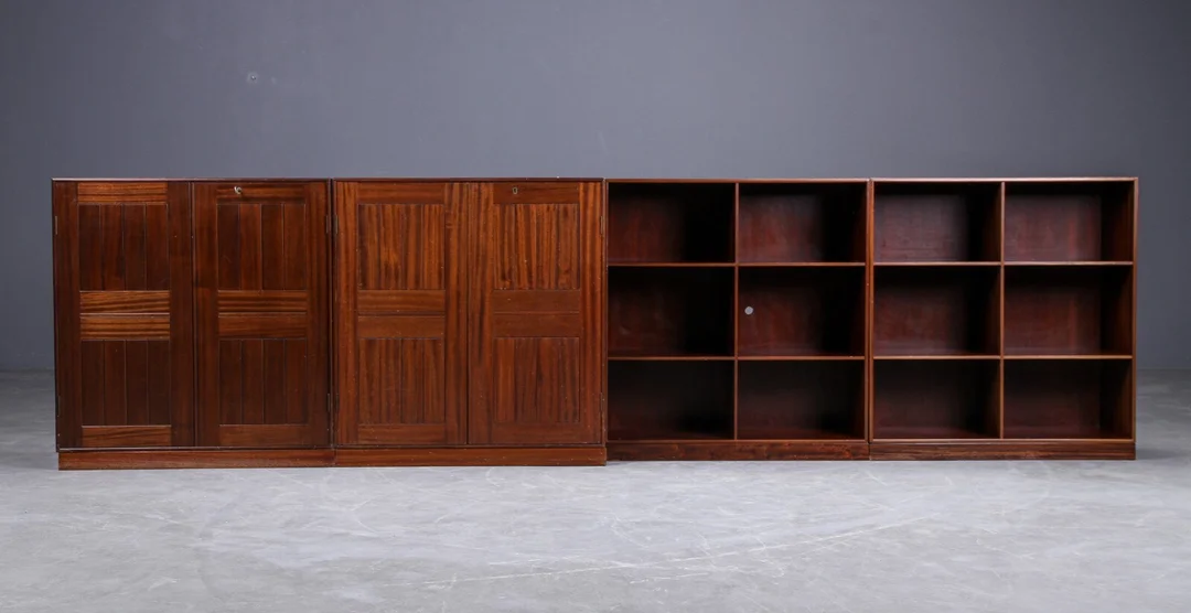 Mogens Koch. Two cabinet modules and two mahogany shelves (4) — Furniture/Cabinets, chests of drawers — Lauritz