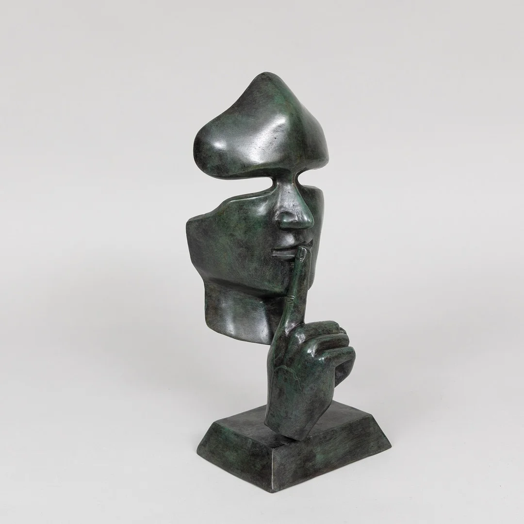 ART PEOPLE GALLERY. Skulptur, "Tystnad", grönpatierad brons, samtida, stämplad A P G. — Sculptures & Bronzes — Garpenhus Auktioner