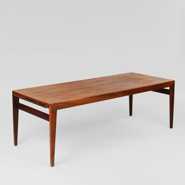 JOHANNES ANDERSEN. Sofabord af palisander, ene ende med udtræksplade beklædt med sort formica, den anden ende med udtræksplade finéret med palisander, tilspidsede ben. Udført hos CFC, Silkeborg. Danmark, 1960'erne.