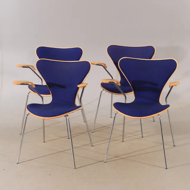 ARNE JACOBSEN. Karmstolar, 4 stycken, "Sjuan", bok med textilklädsel, Fritz Hansen, Danmark, 1996.