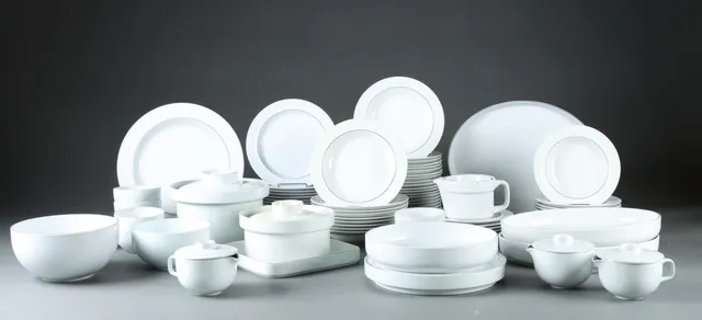 Grethe Meyer for Royal Copenhagen/Aluminia. 'Blåkant' service af porcelæn. (80)
