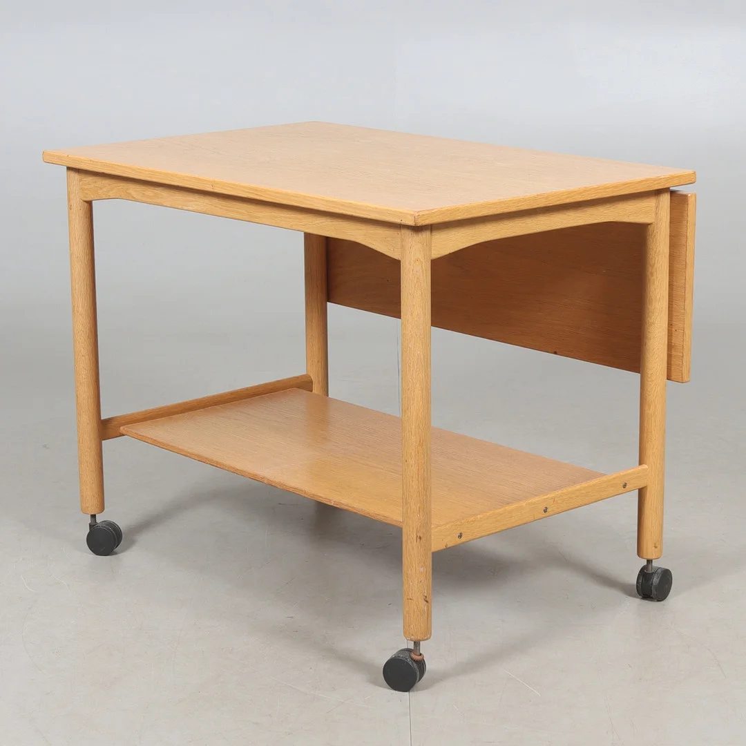 POUL M. VOLTHER. Serveringsvagn, "Jean", ek, Gemla, 1900-talets andra hälft. — Tables — Stadsauktion Sundsvall