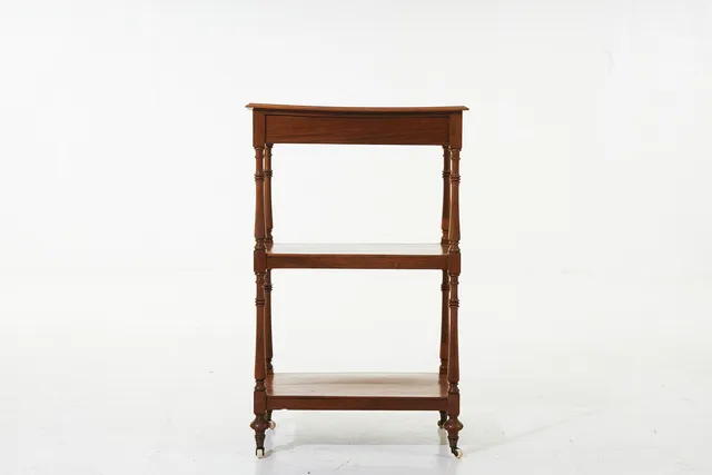 BORD med låda, 1800-talets senare del, hjultrissor, 2 underliggande hyllplan, mahogny.