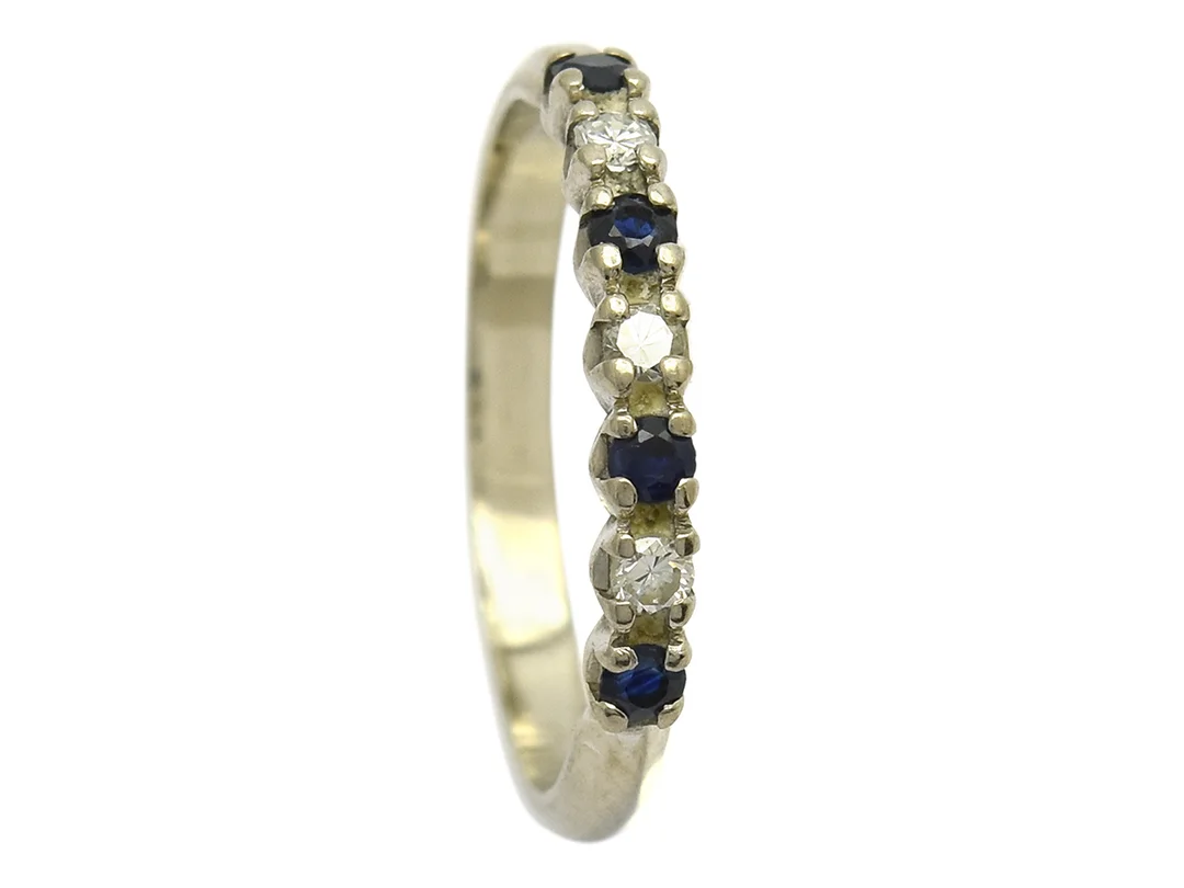 ALLIANSRING, 18K vitguld, 4 blå safirer, 3 briljantslipade diamanter ca 0,09 ctv, ca TW-W, mindre skada, nagg, stl 17,5 mm, vikt 2,4 g, svensk import. — Smycken/Alliansring — Kaplans