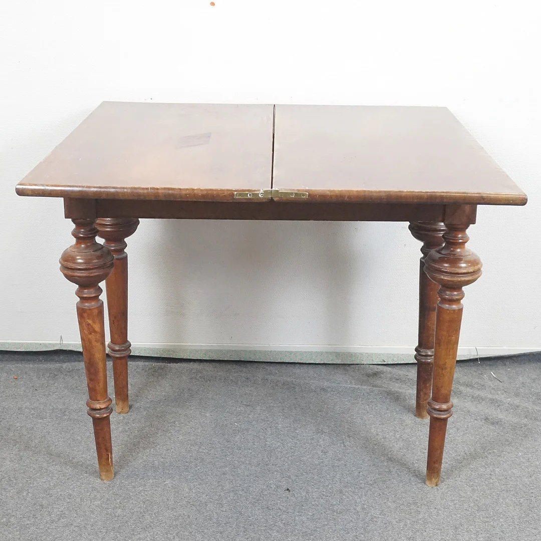 SPELBORD. Nyrenässans, fanerat trä, 1900-tal. — Tables — Roslagens Auktionsverk