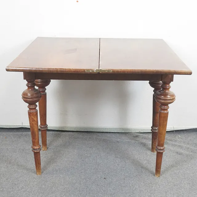 SPELBORD. Nyrenässans, fanerat trä, 1900-tal.