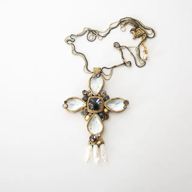 ELLA K BIJOUX PARIS, Halsband med stort handgjort kors med pärlemo och kristaller, 2015.