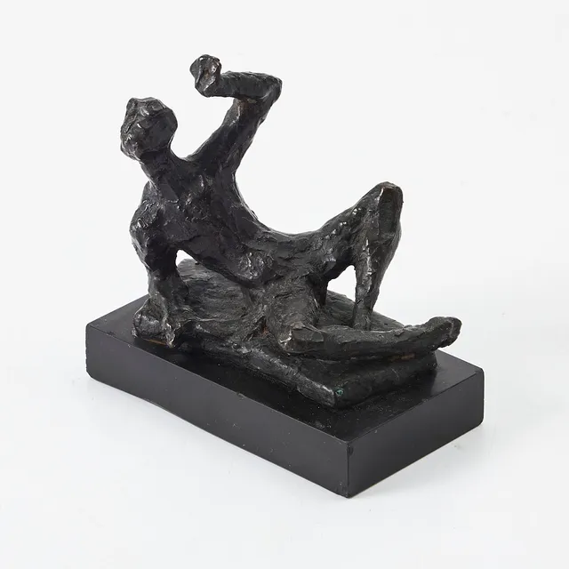 LISS ERIKSSON. Skulptur, liggande man, brons, signerad, numrerad 6/6.