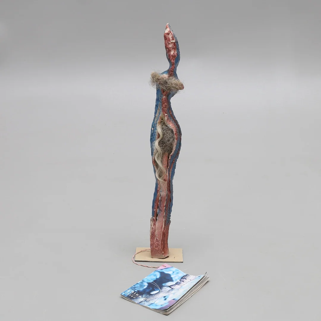 ERIKA HÖGLUND. SKULPTUR "VÄSEN", GLASERAT LERGODS OCH TAGEL. — European — Crafoord Auktioner Lund