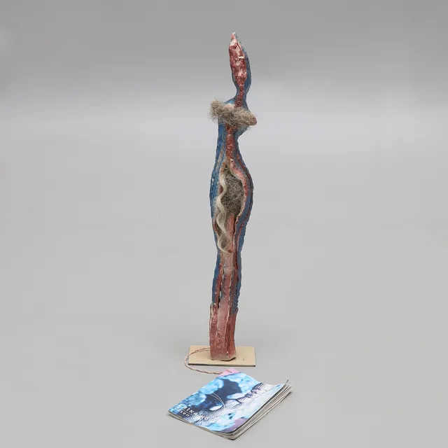 ERIKA HÖGLUND. SKULPTUR "VÄSEN", GLASERAT LERGODS OCH TAGEL.
