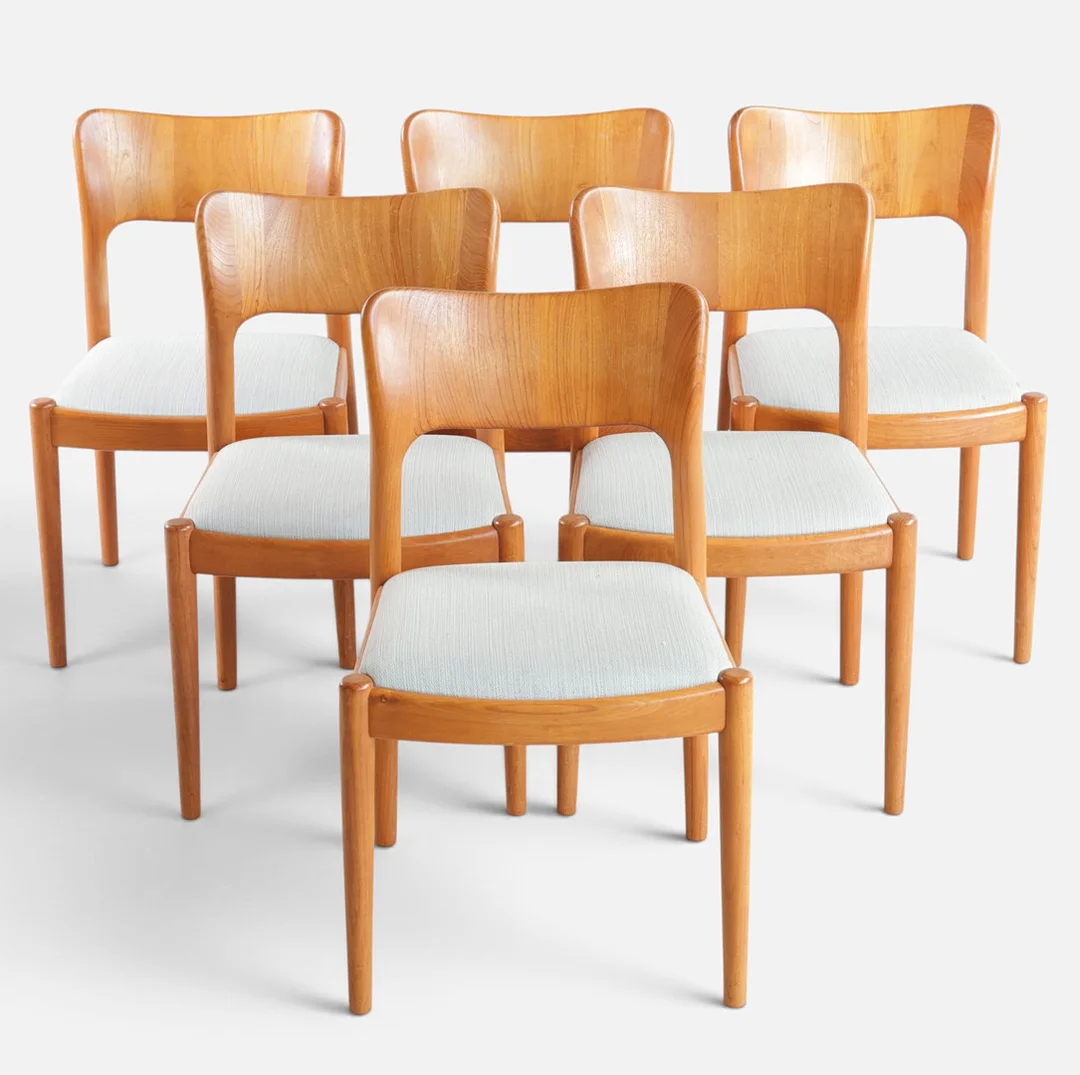 NIELS KOEFOED. "Ole", sæt på seks spisestole med stel af massiv teak, sæder betrukket med uld. Udført og mærket hos Koefoeds Møbelfabrik, Hornslet. Danmark, 1960-70'erne (6). — Armchairs & Chairs — Woxholt Auktioner
