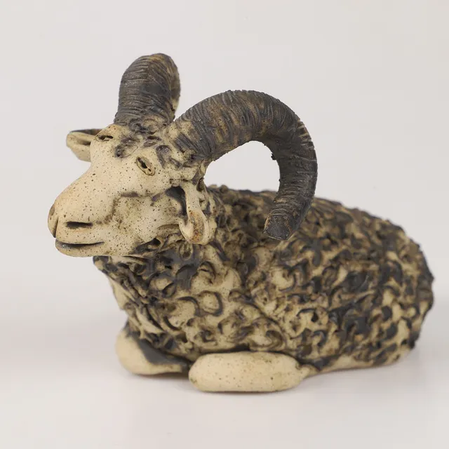 SKULPTUR, bagge, keramik, otydligt signerad.