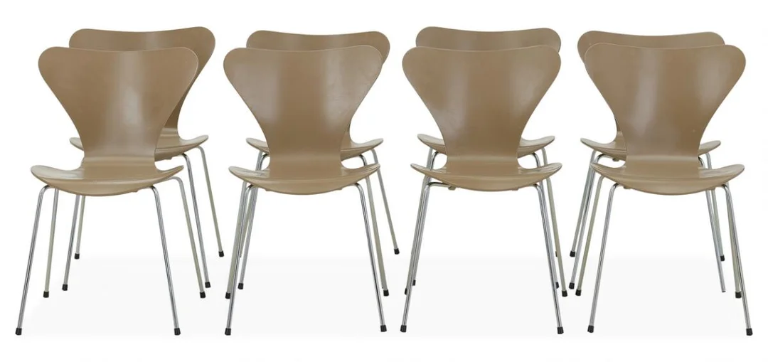 Arne Jacobsen: “The Seven Chair”. Set of eight chairs with steel legs. Brownish lacquered seat/back. (8) — Modern Furniture — Bruun Rasmussen