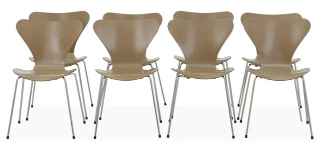 Arne Jacobsen: “The Seven Chair”. Set of eight chairs with steel legs. Brownish lacquered seat/back. (8)