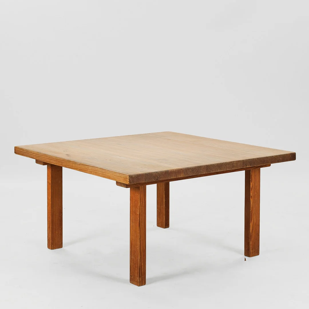 SKANDINAVISK DESIGN. Kvadratisk sofabord af massiv Pine, 1970'erne. — Coffee Tables — Palsgaard Kunstauktioner