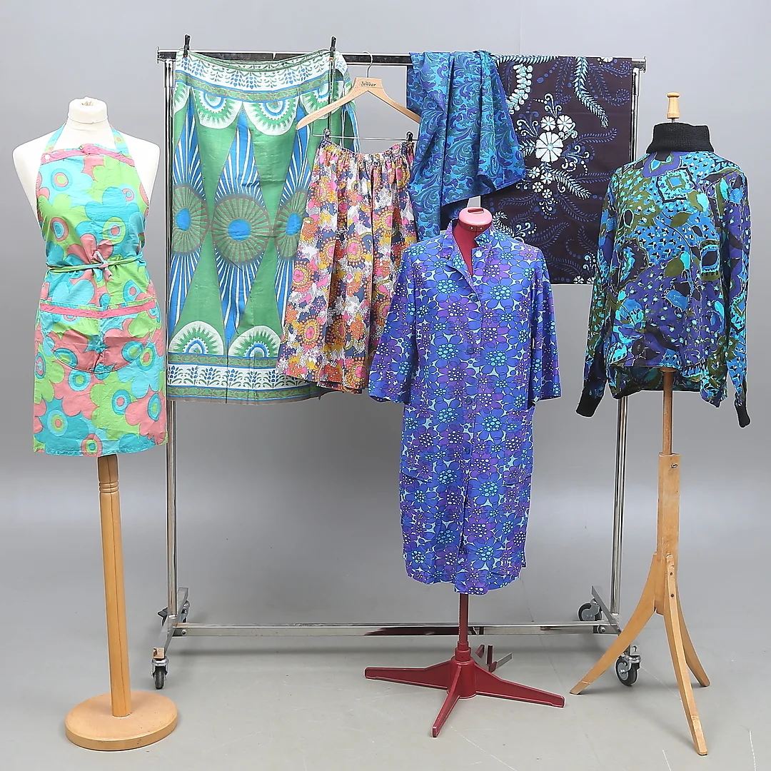 TEXTIL samt KLÄDESPLAGG, 7 delar, 1970-tal. — Vintage & Designer Fashion — Auktionshuset Kolonn