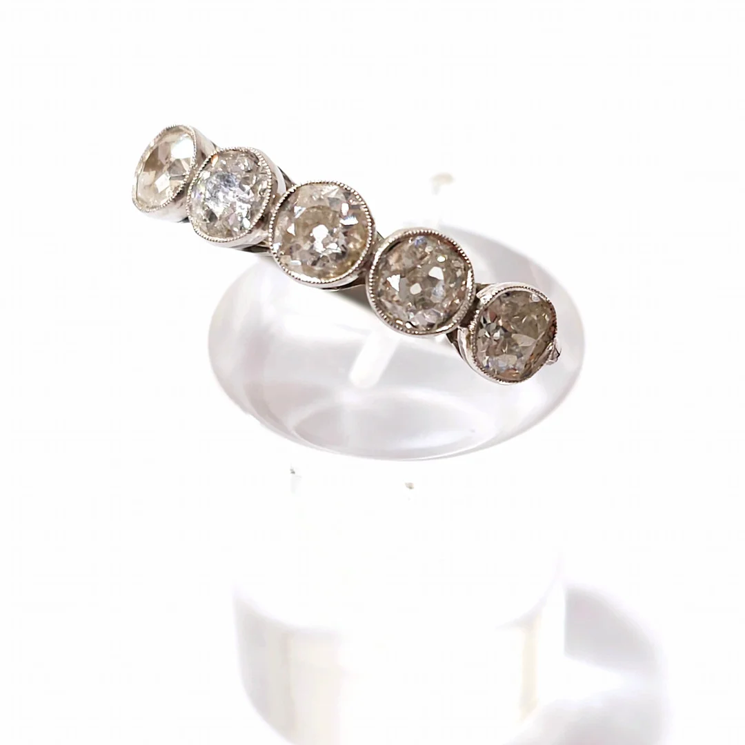 ANILLO CINQUILLO DE DIAMANTES TALLA BRILLANTE. MONTURA DE PLATINO. Nº 16.5. — Rings — Barcelona Auctions