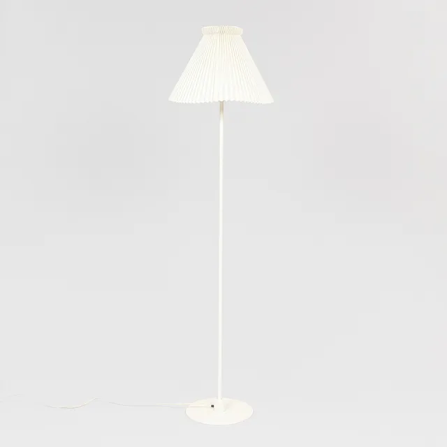 FLEMMING AGGER. Standerlampe, hvidlakeret model 369, Le Klint, Danmark.