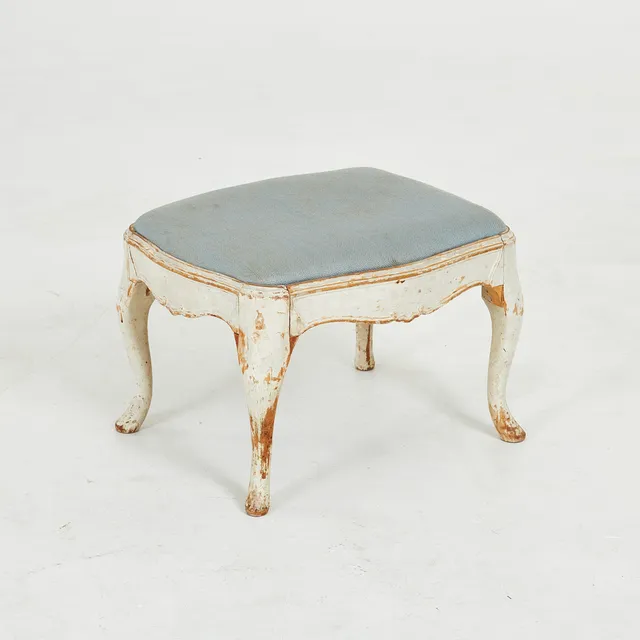 TABURETT. 1800-tal, målad trästomme, skuren dekor, textilklädsel.