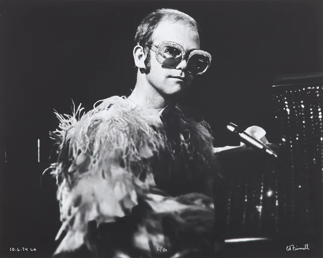 ED FINNELL (USA/SVERIGE, FÖDD 1956). Elton John, "Goodbye Yellowbrick Road Tour", analogt (darkroom made) silvergelatin fotografi.