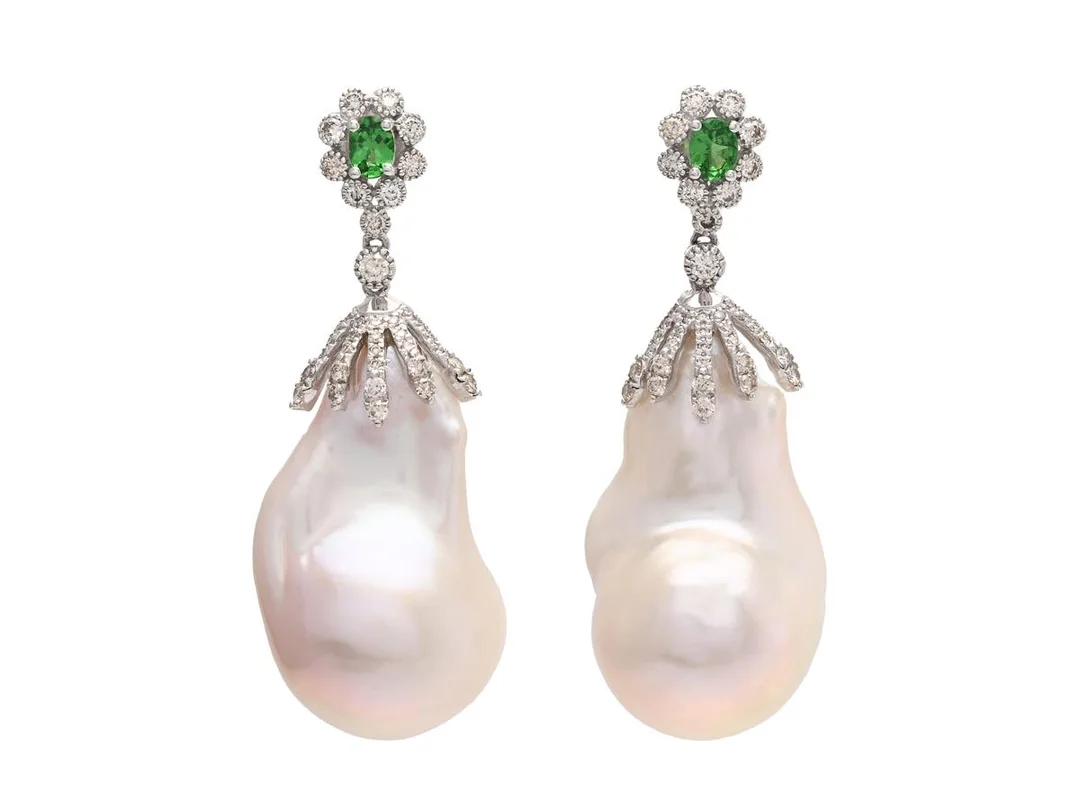 PÄRLÖRHÄNGEN, 18K vitguld, barocka odlade sötvattenspärlor, tsavoriter, briljantslipade diamanter 0,69 ctv, ca TCa-Ca/VS-SI, höjd 44 mm, vikt 17,5 g, stift. — Smycken/Pärlörhängen — Kaplans