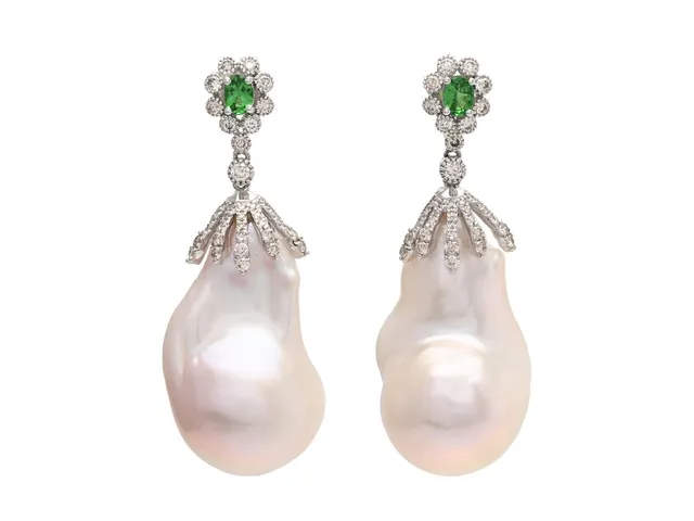 PÄRLÖRHÄNGEN, 18K vitguld, barocka odlade sötvattenspärlor, tsavoriter, briljantslipade diamanter 0,69 ctv, ca TCa-Ca/VS-SI, höjd 44 mm, vikt 17,5 g, stift.