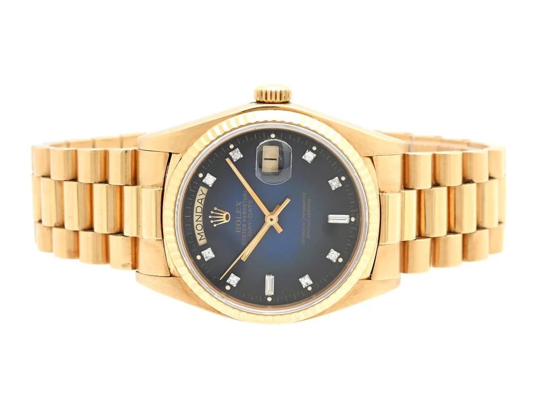 ROLEX, Oyster Perpetual, Day-Date (T Swiss T), Chronometer, s.k. "Dégradé Diamond Dial", Ref nr. 18038, Serie nr. 6540214, Cal 3055, Verk nr. 0403371, Boett nr. 18000, herrur, 36 mm, 18K guld, automatisk, safirglas (nagg), dag, datum, diamanturtavla (8 st. diamanter + 2 st. baguetter), Presidentlänk, viklås, Ref nr. 8385-F/55, totalvikt 138,3 gram, ca 1981. — Klockor/Rolex — Kaplans