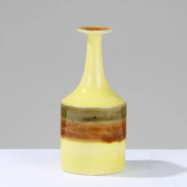 BRUNO GAMBONE. Cylindrisk keramikvase med smal hals dekoreret i monokrome farver, eget værksted, Italien, 1900-tallets anden halvdel.