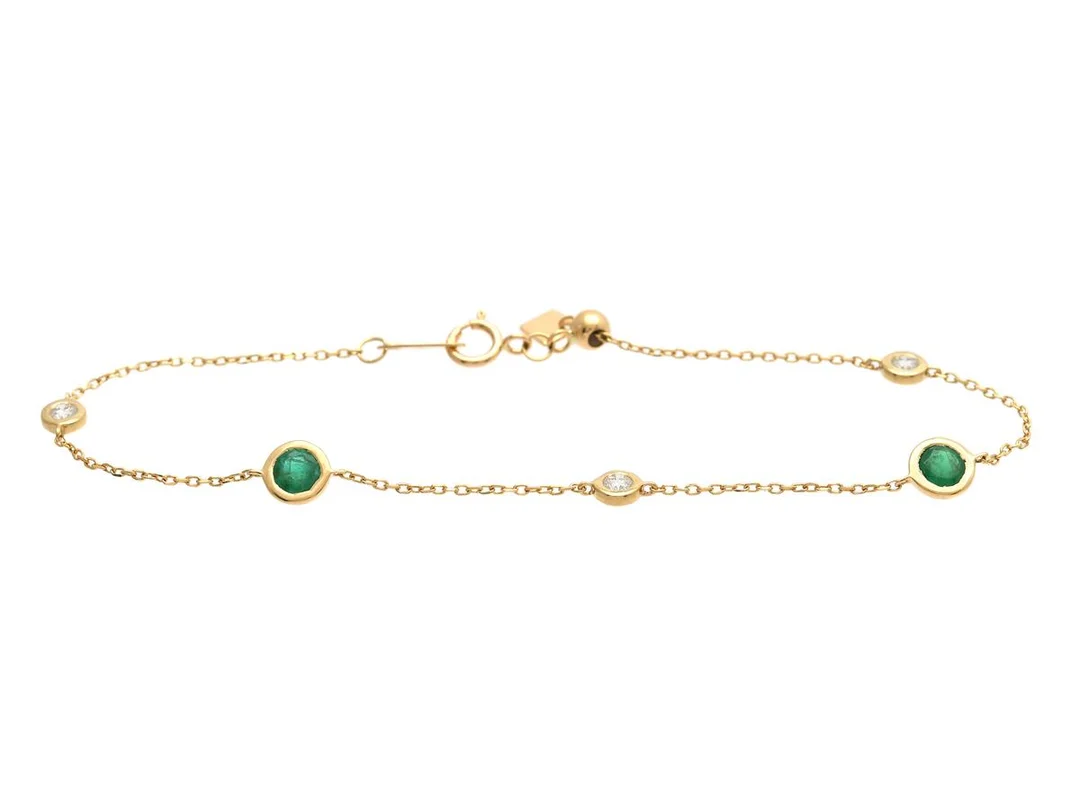 ARMBAND, 18K guld, 2 fasettslipade smaragder ca 0,54 ctv, 3 briljantslipade diamanter ca 0,16 ctv, ca W/SI-P, längd 18 cm, vikt 1,7 g, smaragderna med inneslutningar som når ytan och ytskada, diamanterna med mindre nagg på kulett samt ytskada. — Smycken/Armband — Kaplans