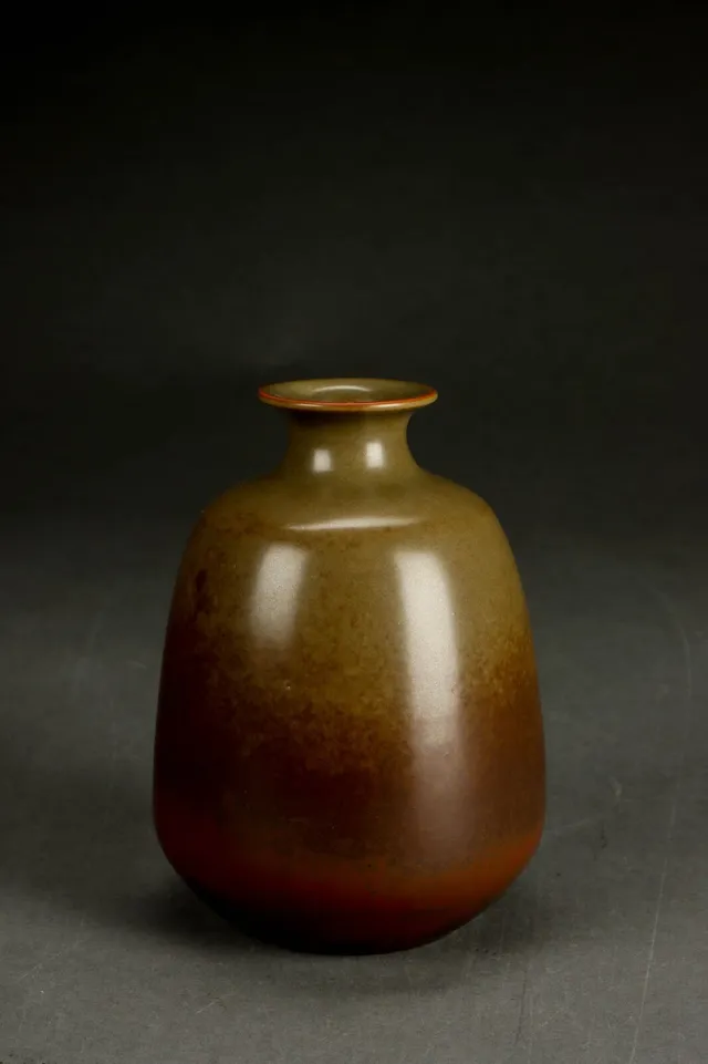 Valdemar Petersen for Bing&Grøndal. Vase af glaseret stentøj.