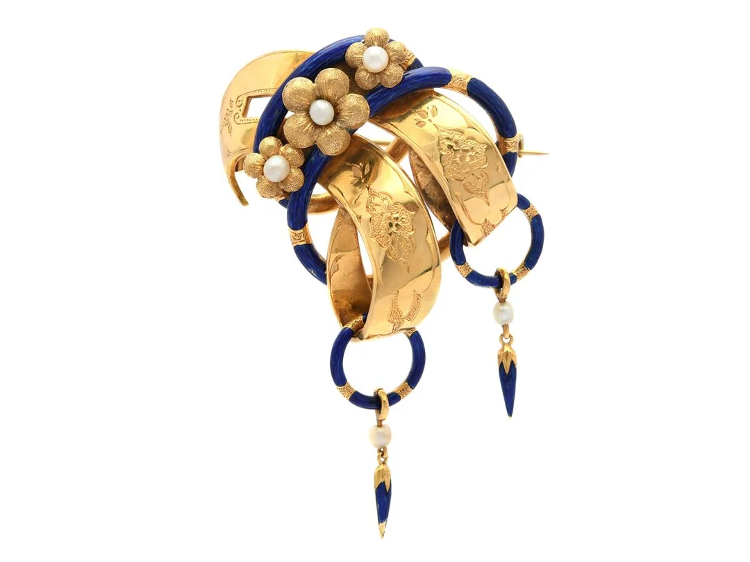 BROSCH, 18K guld, blå emalj, pärlor, antik, höjd 72 mm, vikt 15,6 g, emaljskador, etui. — Smycken/Brosch — Kaplans