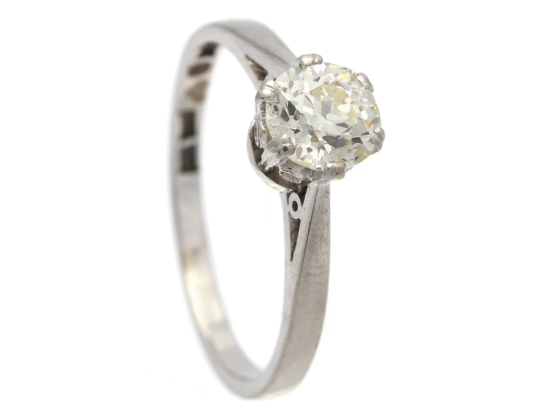 ENSTENSRING, 18K vitguld, gammalslipad diamant ca 0,70 ct, ca TCa(L)/VS1, John Petterssons Eftr Juvelerar, Stockholm 1947, stl 16,5 mm, vikt 2,4 g, diamanten har nagg och naturaler på rondisten samt inverterad natural på paviljongen. — Smycken/Enstensring — Kaplans