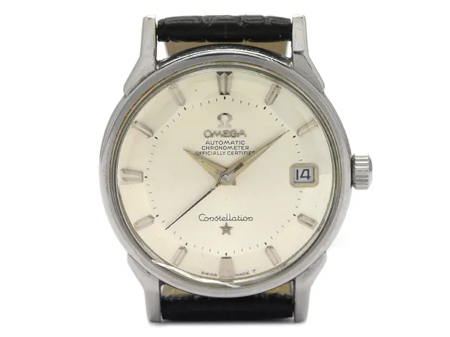 OMEGA, Constellation, Chronometer, s.k. "Pie-Pan", Cal 561, Serie nr. 23811060, Ref nr. ST 168.005, Boett nr. 168.005, herrur, 34 mm, stål, automatisk, plexiglas (skadat), datum, gravyr, läderband, ca 1966.