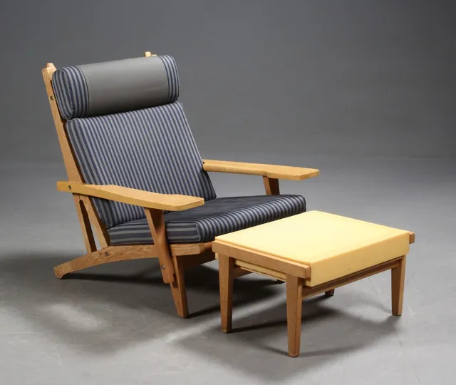 Hans J. Wegner. Højrygget lænestol samt skammel, model GE-375 (2)