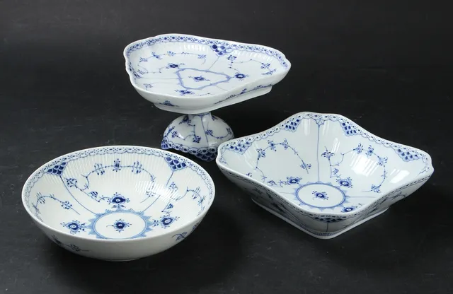 Royal Copenhagen. Musselmalet halvblonde opsats nr. 516, skål nr. 577 samt skål nr. 578 (3)