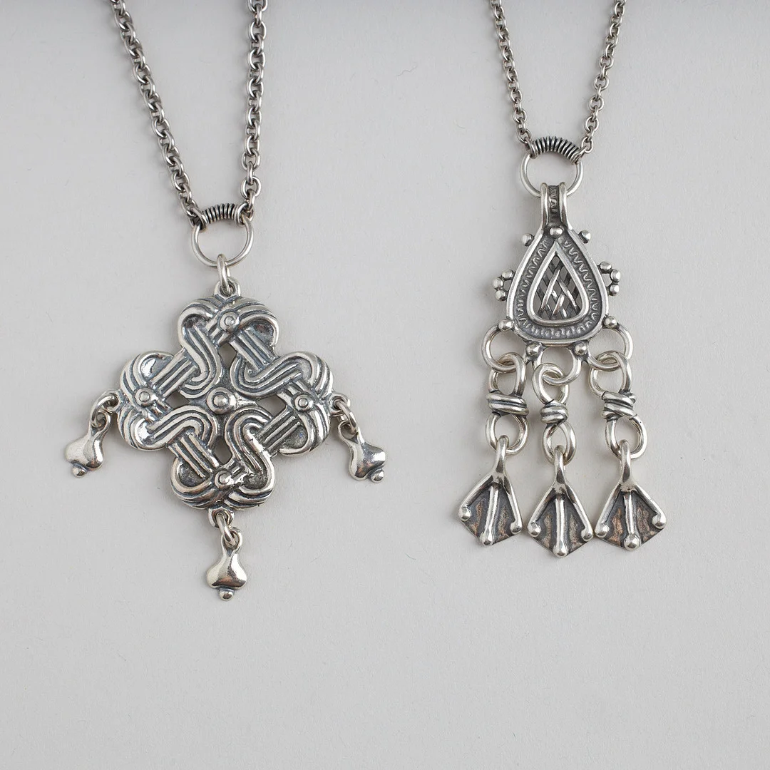 HALSSMYCKEN, 2 st, silver, kalevala Koru, Helsingfors 1994 och 1996. — Brooches & Pendants — Stockholms Auktionsverk Helsinki