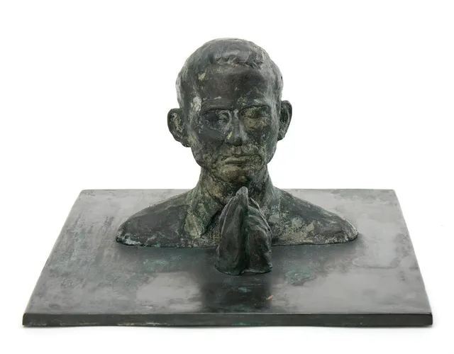 “Waterman”, 2013. Unsigned. Bronze. 20×31×39 cm.