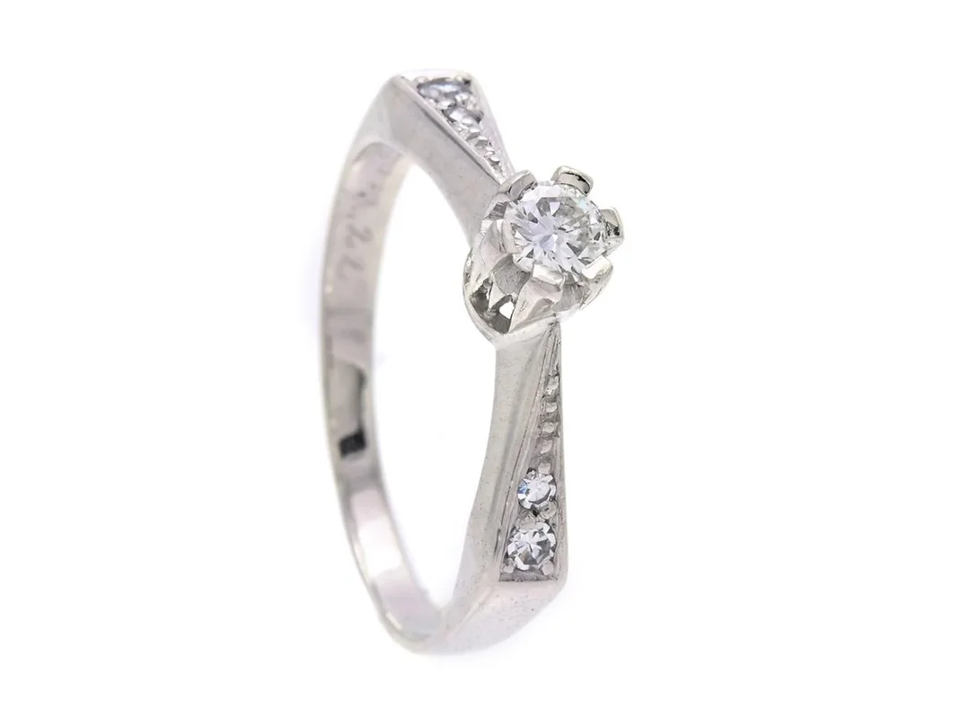 ENGELBERT, ring, 18K vitguld, 5 briljant- och åttjantslipade diamanter 0,22 ct, ca TW/VS, Stigbert, stl 16,5 mm, vikt 2,8 g, mittstenen med skada. — Smycken/Ring — Kaplans