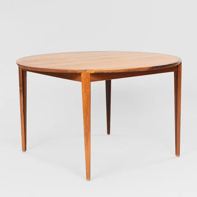 HENRY ROSENGREN HANSEN. Cirkulært spisebord af palisander med tillægsplader, model nr. 38, Brande Møbelfabrik, Danmark, 1960'erne, (1+2).