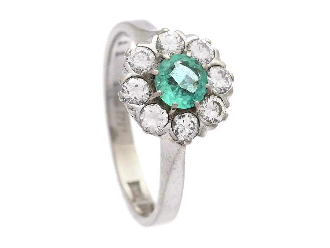 CARMOSÉRING, 18K vitguld, smaragd ca 0,35 ct, 8 briljantslipade diamanter ca 0,79 ctv, ca stl 16,75 mm, vikt 4,0 g, smaragd och diamanter med mindre nagg, gravyr. — Smycken/Carmoséring — Kaplans