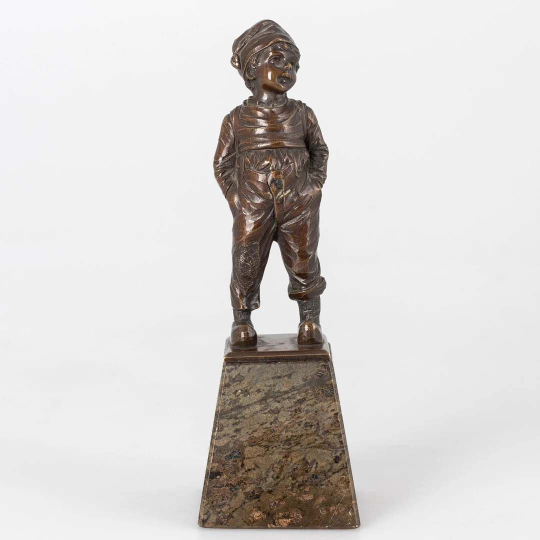 UNBEKANNTER KÜNSTLER. Kleine Kinderskulptur-Knabe mit Schulranzen, Bronze, 1. Hälfte 20. Jh. — Sculptures & Bronzes — Stockholms Auktionsverk Hamburg