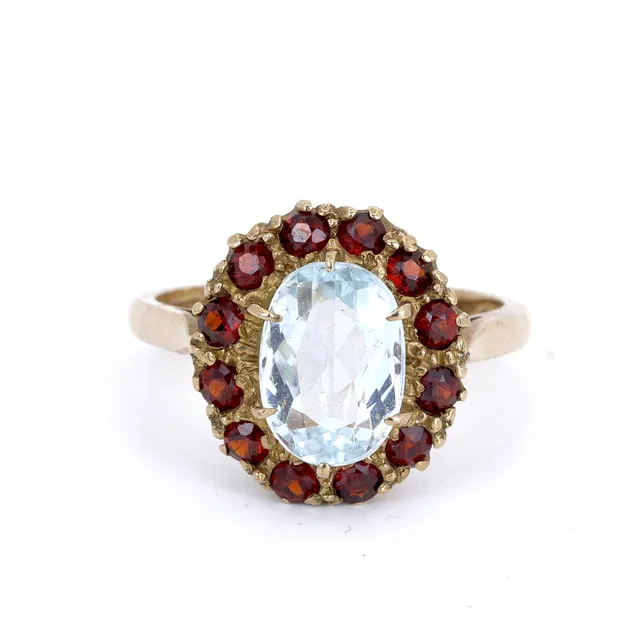 9CT GOLD AQUAMARINE & GARNET SET RING.